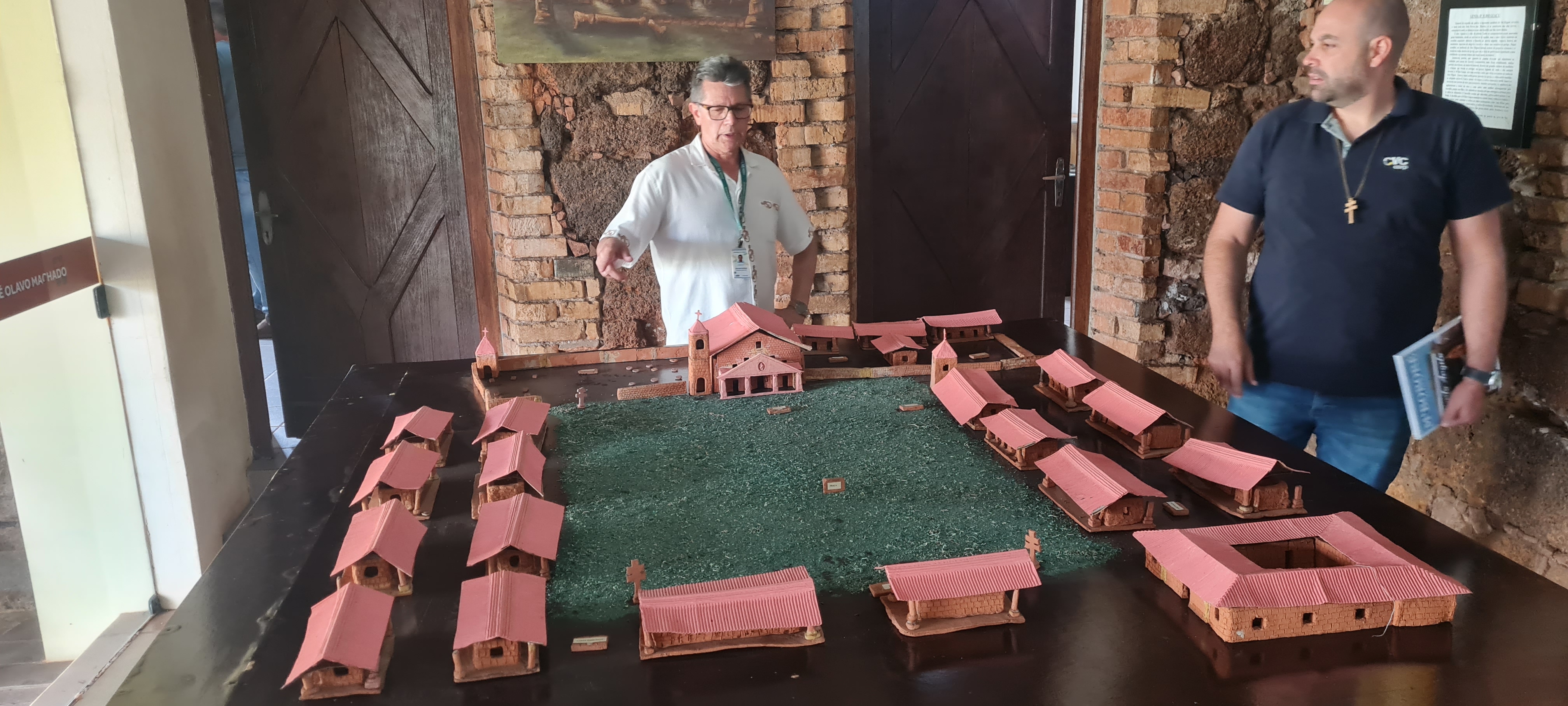 Maquete das Reduções Jesuíticas: a catedral ao centro, a sua direita o cemitério e o potiguassu (casa dos órfãos e viúvas), à esquerda o claustro dos padres, a escola e as oficinas, e à frente um pátio ladeado pelas casas dos indígenas (todas avarandadas, para trazer a sensação de liberdade).