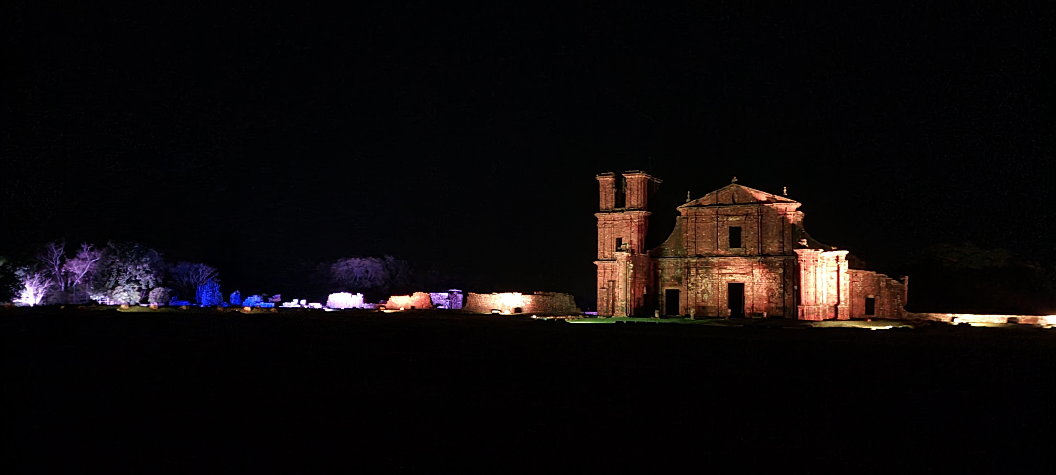 Espetáculo de Som e Luz, São Miguel das Missões, Rio Grande do Sul, Brasil Sitio Arqueológico de São Miguel das Missões iluminado no show noturno