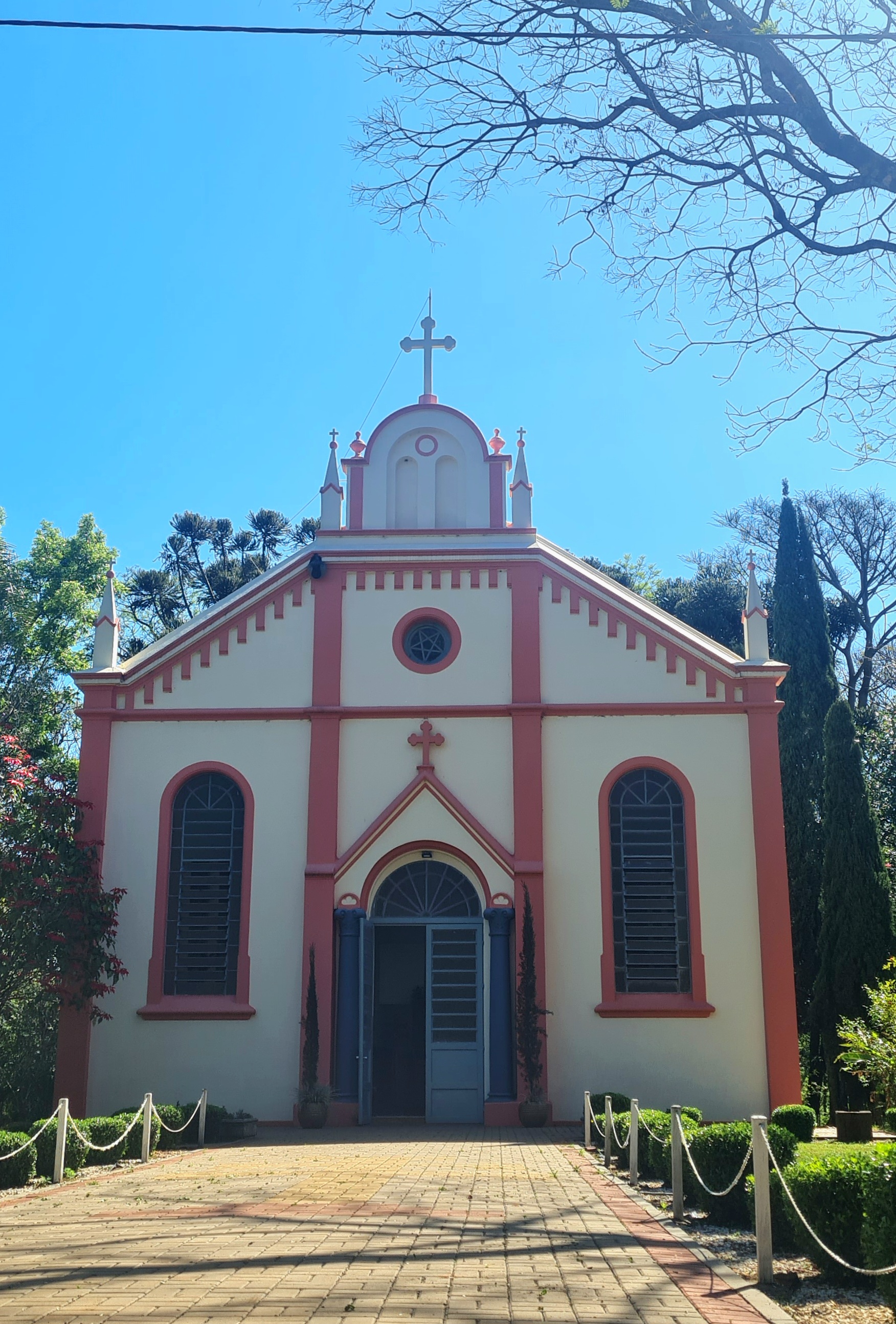 Santuário do Caaró, Caibaté, Rota das Missões, Rio Grande do Sul, Brasil A imagem mostra uma igreja amarela e laranja