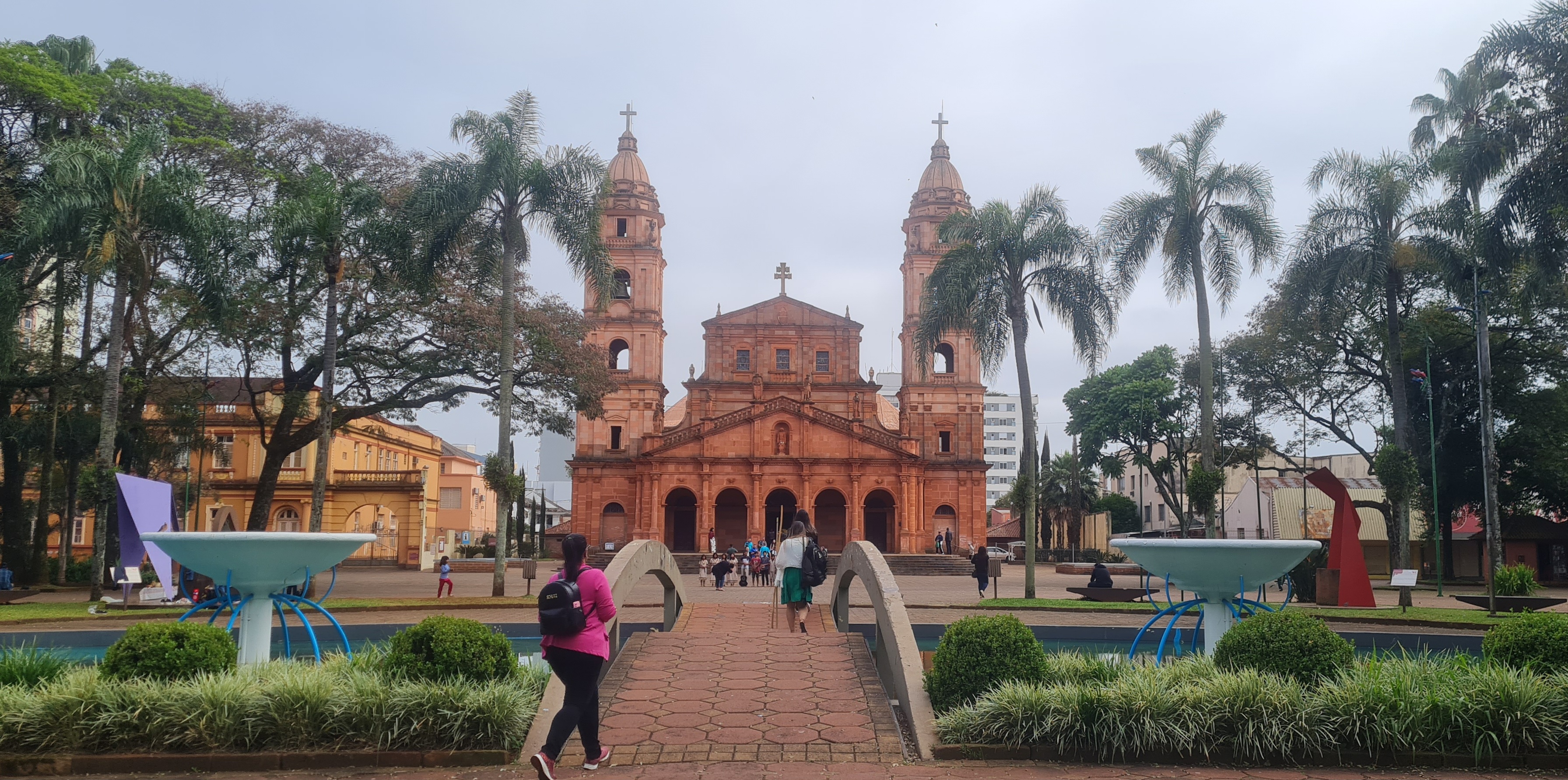 Praça Pinheiro Machado e Catedral Angelopolitana, Santo Ângelo, Rotadas Missões, Rio Grande do Sul, Brasil Praça Pinheiro Machado e Catedral Angelopolitana, Santo Ângelo, Rotadas Missões, Rio Grande do Sul, Brasil