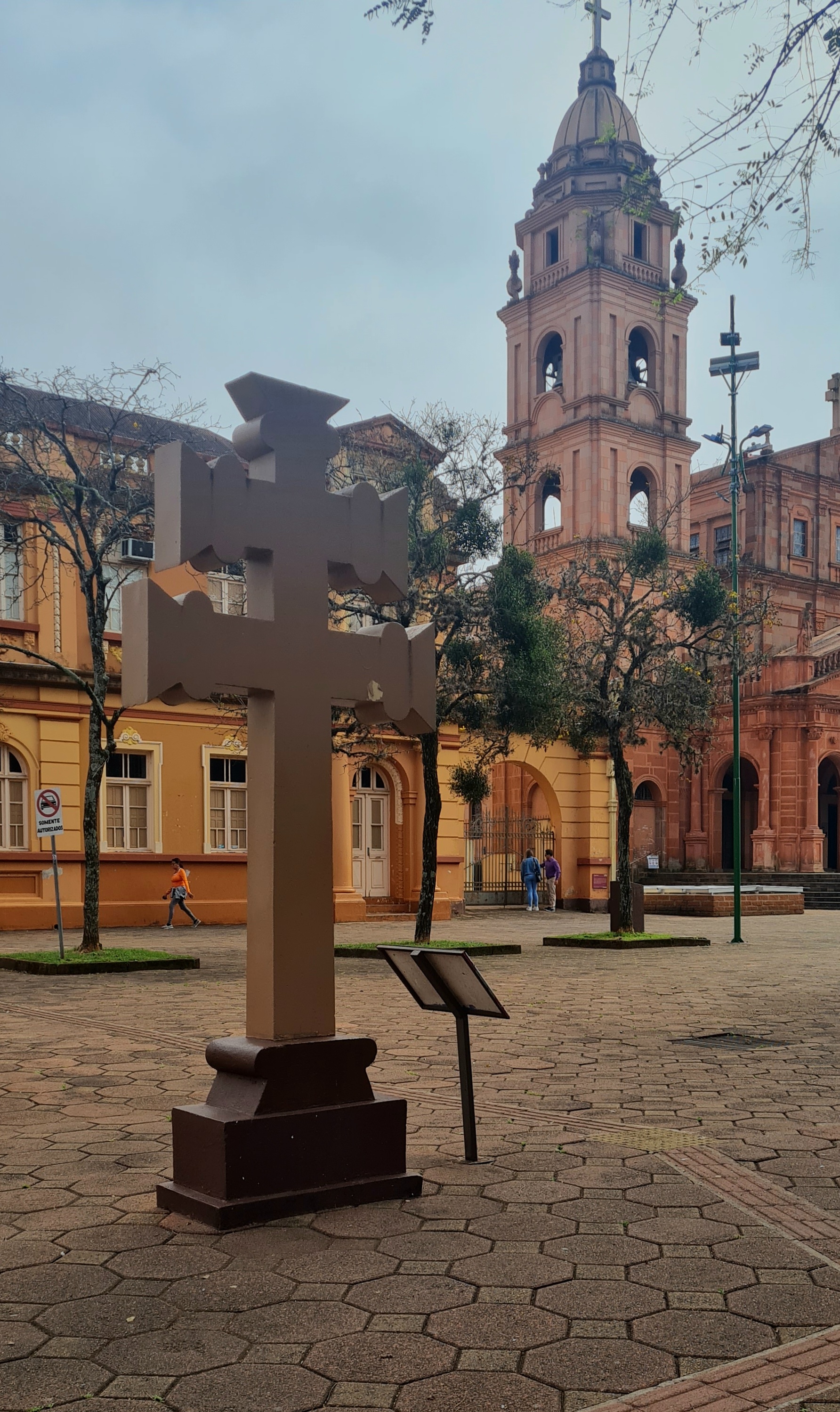 Cruz Missioneira em Santo Ângelo, Rio Grande do Sul, Brasil Cruz com quatro braços no centro de Santo Ângelo