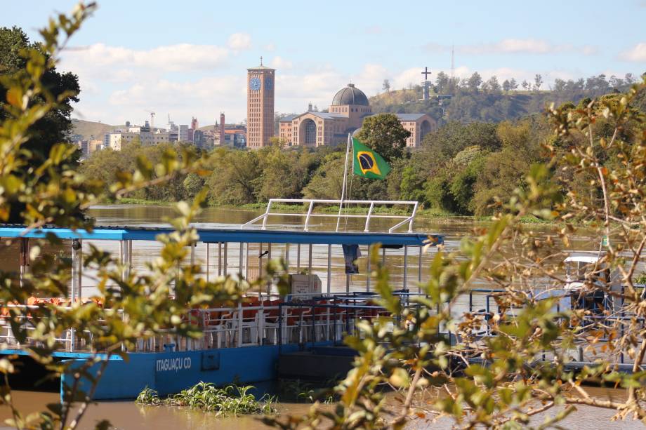 O passeio de balsa pelo Rio Paraíba do Sul percorre o trecho onde os pescadores encontraram a imagem de Nossa Senhora Aparecida.