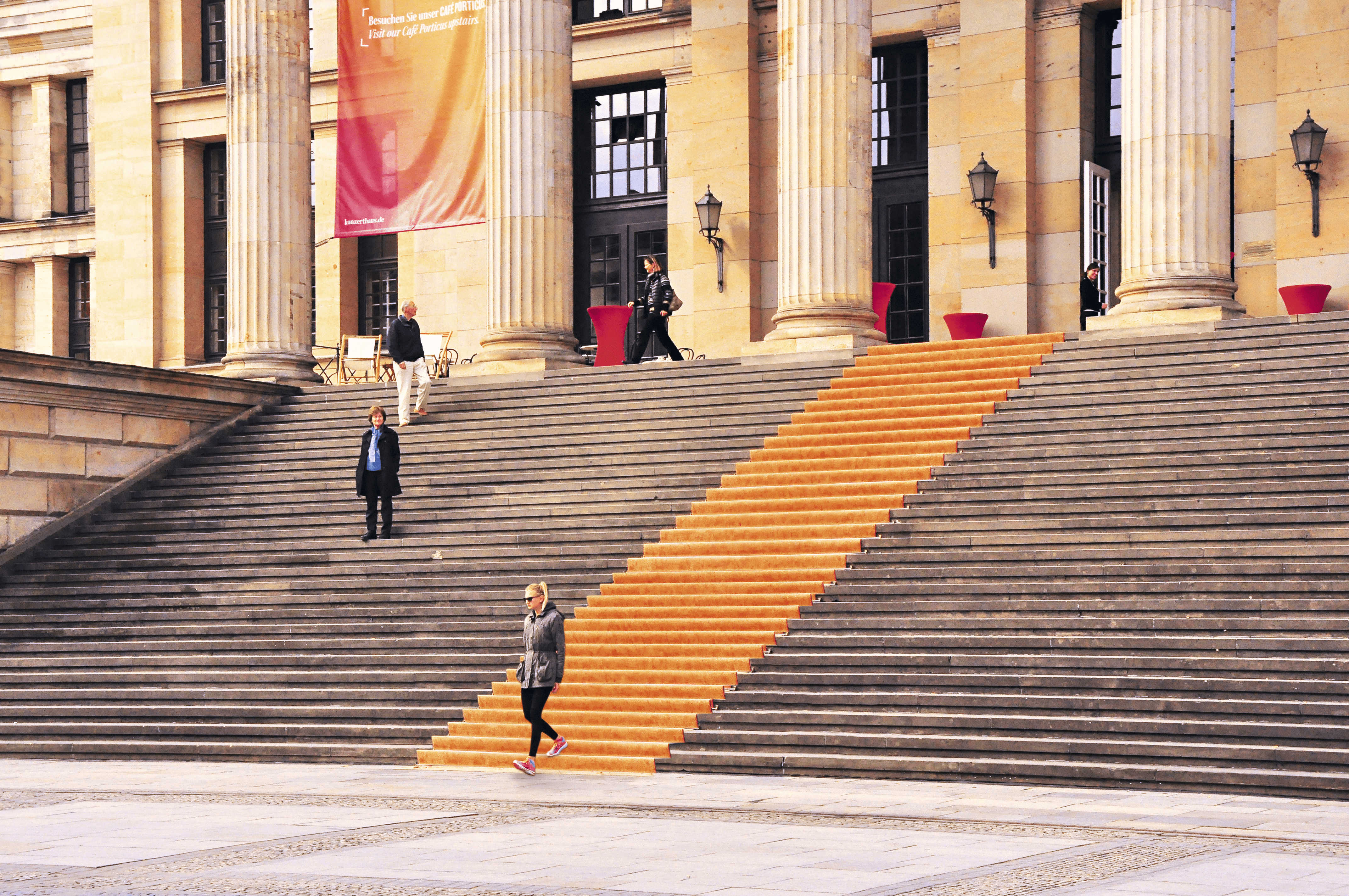 Escadaria da casa de concertos Konzerthaus, Berlim, Alemanha