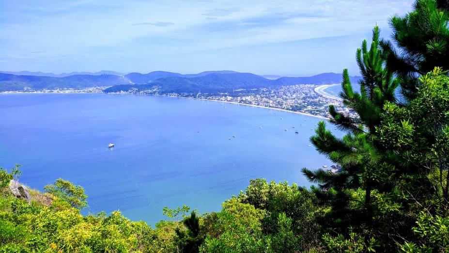 De cima é mais fácil entender a geografia de Bombinhas: o formato de península faz com que boa parte da cidade seja banhada pelo mar