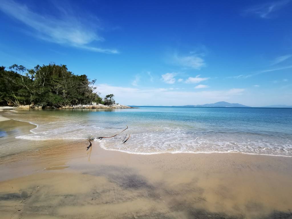 Praia de Zimbros, uma das mais extensas de Bombinhas e perfeita para caminhadas