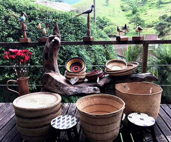 Cestos da loja Amantiquira, que faz uma boa curadoria de artesanato brasileiro Cestos da loja Amantiquira, que faz uma boa curadoria de artesanato brasileiro