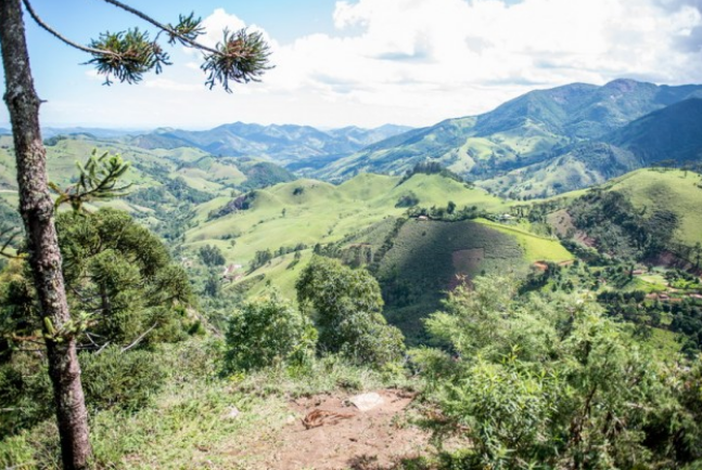 Mirante em uma das trilhas da Pousada Pouso do Rochedo, que podem ser feitas por não hóspedes