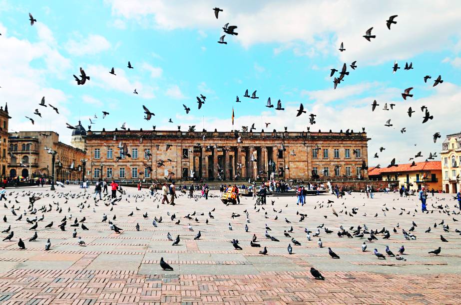 O prédio do Congresso (e as pombas) na Plaza de Bolívar