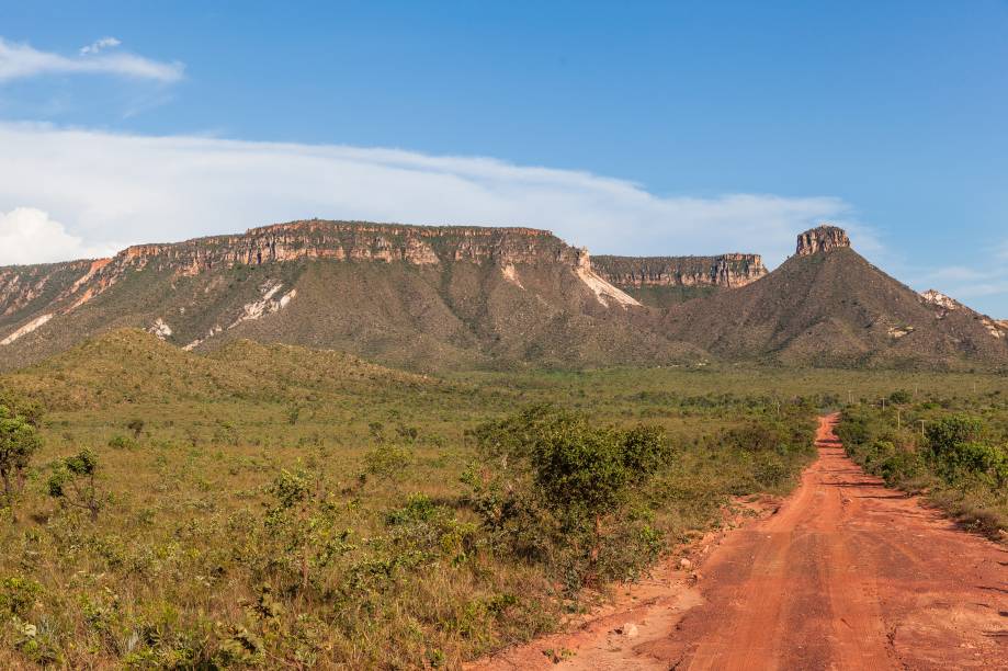 Um dos cenários mais famosos do <strong>Parque Estadual do Jalapão</strong>, no Tocantins, é essa vista para o <a href="https://turismo.to.gov.br/regioes-turisticas/encantos-do-jalapao/principais-atrativos/mateiros/mirante-da-serra-do-espirito-santo/" target="_blank" rel="noopener"><strong>mirante do Espírito Santo</strong></a> e a estrada de terra que segue reto em direção ao chapadão