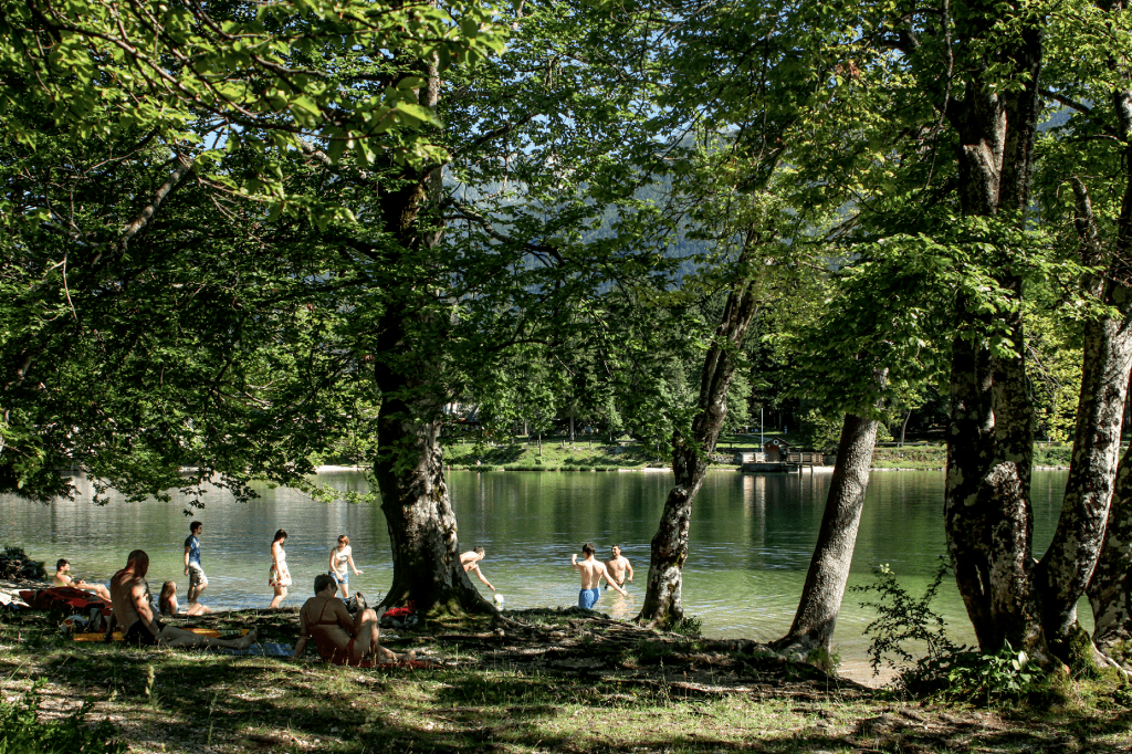 Lago Bohinj, no Parque Nacional do Triglav, Eslovênia Lago Bohinj, no Parque Nacional do Triglav, Eslovênia
