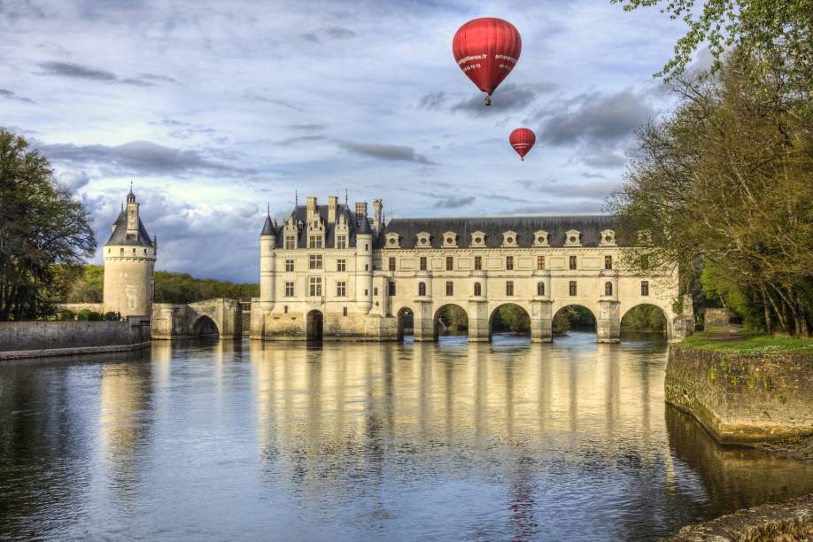 Os castelos são a principal atração quando se voa sobre o <a href="https://beta-develop.viagemeturismo.abril.com.br/cidades/vale-do-loire/">Vale do Loire</a>, na <a href="https://beta-develop.viagemeturismo.abril.com.br/paises/franca-2/">França</a>. Um dos mais sobrevoados é o <a href="https://beta-develop.viagemeturismo.abril.com.br/atracao/chateau-de-chenonceau/">Chenonceau</a> (foto), que passa por cima do Rio Cher. Mas não é só de construções renascentistas que é feita a beleza do passeio sobre o Vale. Jardins meticulosamente elaborados, campos de centeio, áreas verdes e, obviamente, o Rio Loire completam as atrações a serem observadas de cima.