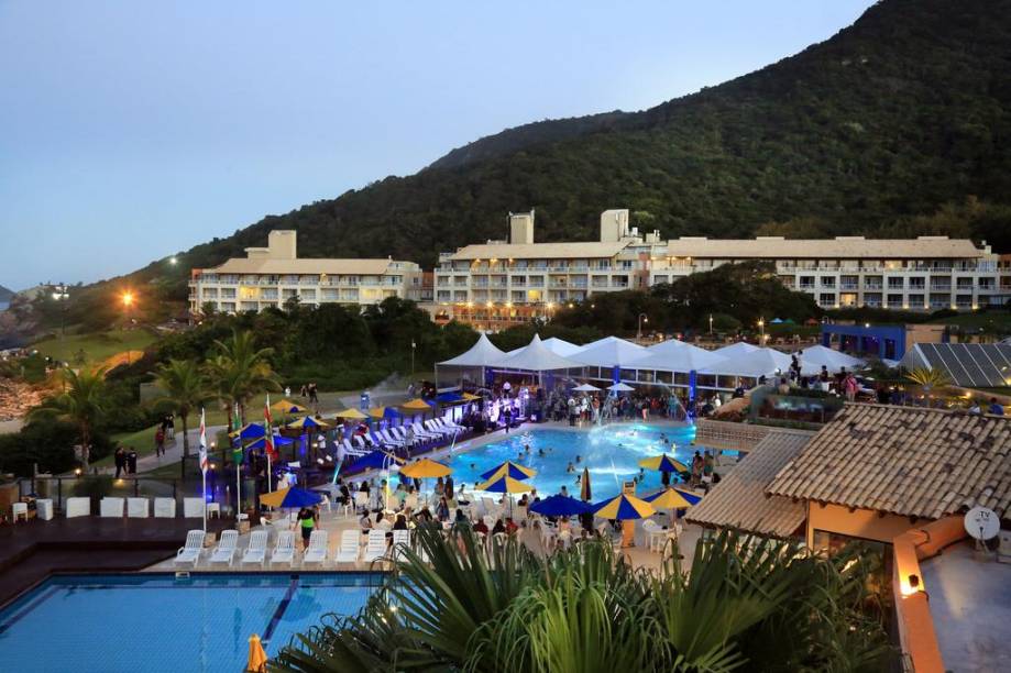 <strong>Costão do Santinho Resort, em Florianópolis (SC)</strong>Trata-se de um destino em si. Muito por sua localização natural - no canto direito da Praia do Santinho e pela elogiável estrutura: são cinco restaurantes, extensa área com piscinas, campo de golfe, trilha, quadras poliesportivas, muro de escalagem, spa, sala de cinema, kids club com recreação. <a href="https://www.booking.com/hotel/br/costao-do-santinho-resort.pt-br.html?aid=332455&label=viagemabril-hoteisfamilia" target="_blank" rel="noopener">Reserve sua estadia no Costão do Santinho Resort</a>