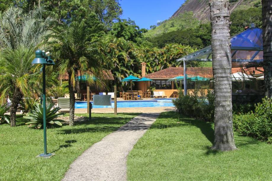 <strong>Bomtempo Serra Resort, em Petrópolis (RJ)</strong> Ideal para praticantes de esportes, tem boas quadras de tênis e tirolesa. As crianças se divertem na piscina, no kids club e na minifazenda. <a href="https://www.booking.com/hotel/br/bomtempo-resort-petropolis.pt-br.html?aid=332455;sid=605c56653290b80351df808102ac423d;dest_id=-647584;dest_type=city;dist=0;group_adults=2;hapos=1;hpos=1;room1=A%2CA;sb_price_type=total;srepoch=1533661821;srfid=3241c5c6f03ecf1a8a6d7ef918d8d21c75b642b4X1;srpvid=092178bef57c01e1;type=total;ucfs=1�" target="_blank" rel="noopener"><em>Reserve sua estadia no Bomtempo Serra Resort</em></a>