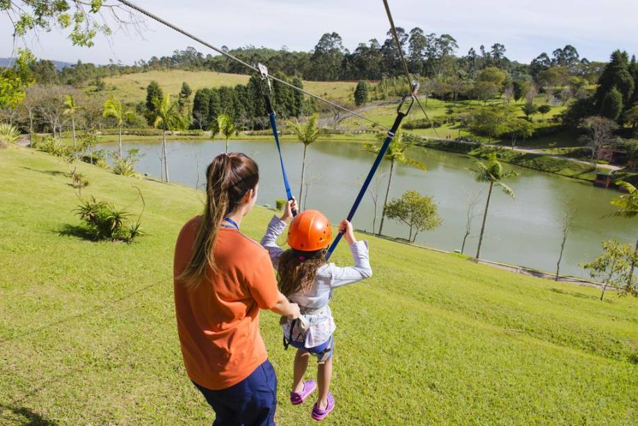 <strong>Hotel Villa Rossa, em São Roque (SP)</strong> Ideal para aqueles que buscam conforto em meio à natureza, o hotel fica em uma reserva de Mata Atlântica. Há redes espalhadas pelo bosque, pista de cooper, campo de futebol, quadras, trilha, lago, muro de escalagem e playground. <a href="https://www.booking.com/hotel/br/villa-rossa.pt-br.html?aid=332455;sid=605c56653290b80351df808102ac423d;dest_id=-672116;dest_type=city;dist=0;group_adults=2;hapos=1;hpos=1;room1=A%2CA;sb_price_type=total;srepoch=1533661134;srfid=74470749d7adea15100e5f87d485142c550fdaa8X1;srpvid=79e777661d1601a4;type=total;ucfs=1�" target="_blank" rel="noopener"><em>Reserve sua estadia no Hotel Villa Rossa </em></a>