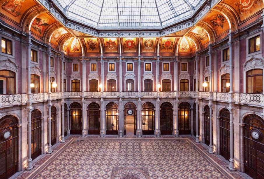 O Palácio da Bolsa tem chão com madeira do Brasil e da África, móveis de nogueira feitos à mão e detalhes em ouro na decoração. Abriga também a Viniportugal, onde é possível provar vinhos de várias regiões do país – e de graça