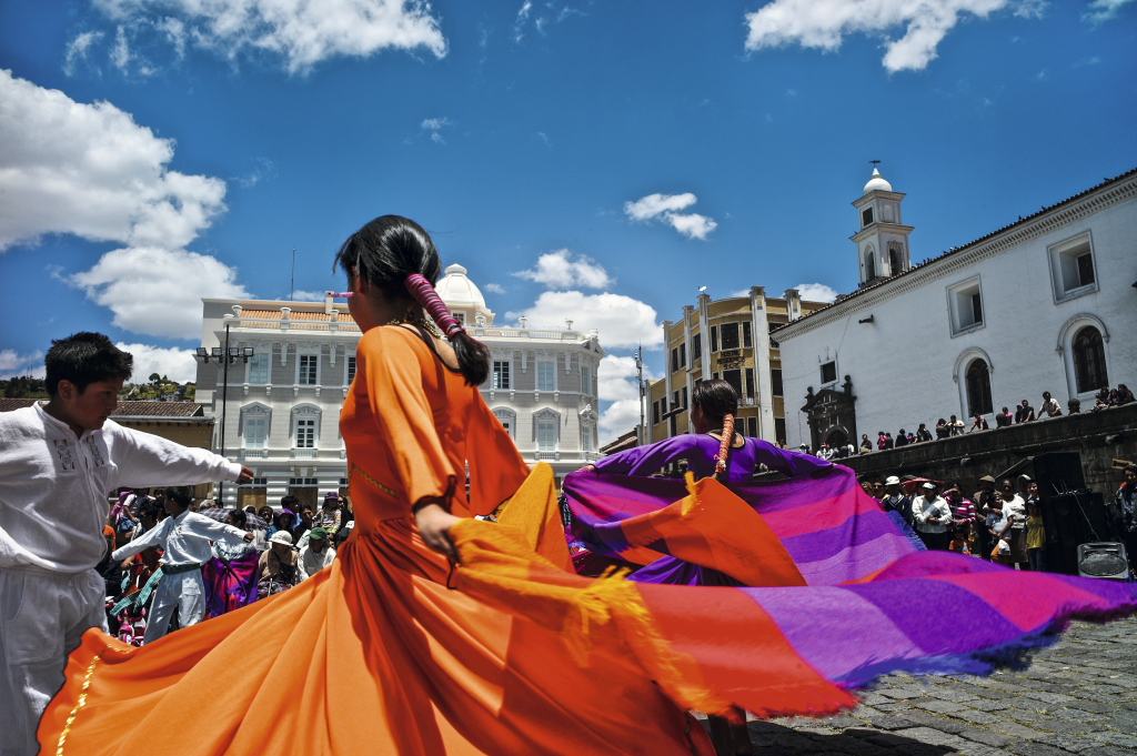 Dançarinas folclóricas na Praça San Francisco, em Quito Dançarinas folclóricas na Praça San Francisco, em Quito