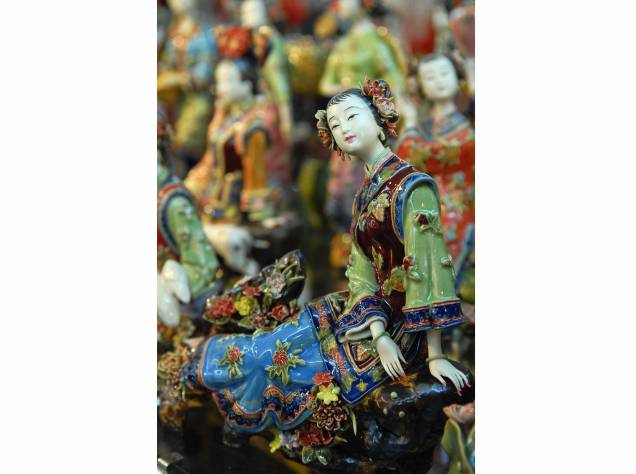 Há também as bonecas de cerâmica chinesa, que são mais refinadas, frágeis, detalhadas e feitas com muita técnica para chegar à verdadeira perfeição Há também as bonecas de cerâmica chinesa, que são mais refinadas, frágeis, detalhadas e feitas com muita técnica para chegar à verdadeira perfeição
