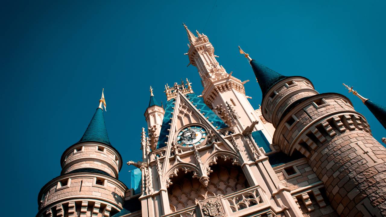 Castelo da Cinderela com o relógio da torre em primeiro plano Walt Disney World Magic Kingdom Orlando Estados Unidos parque