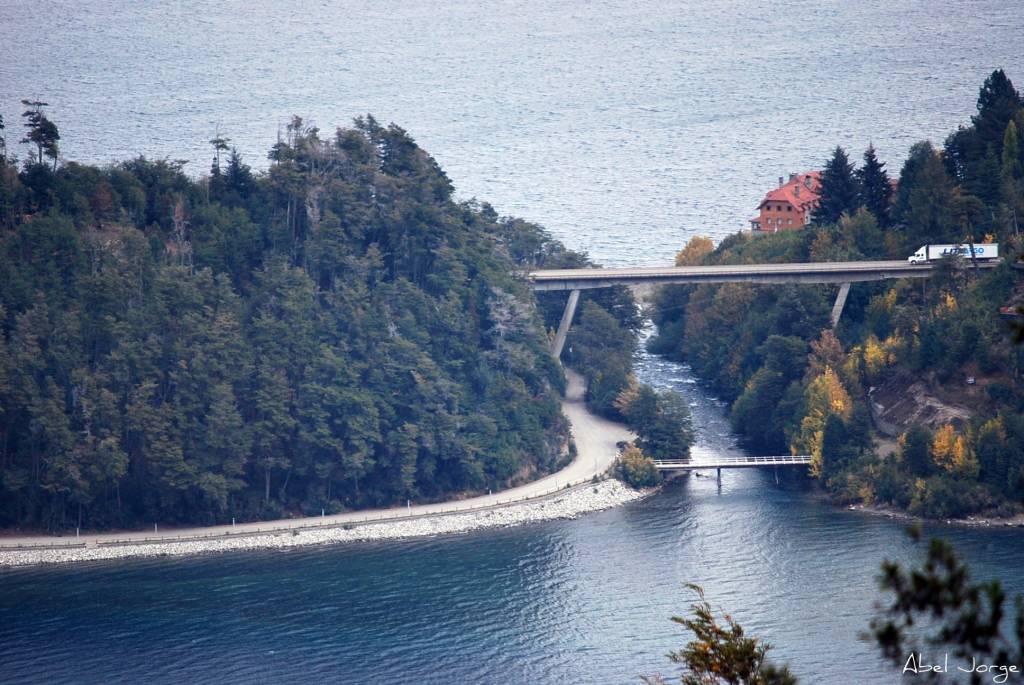 Ponte sobre o Río Correntoso e Lago Nahuel Huapi, Ruta de los Siete Lagos, Argentina