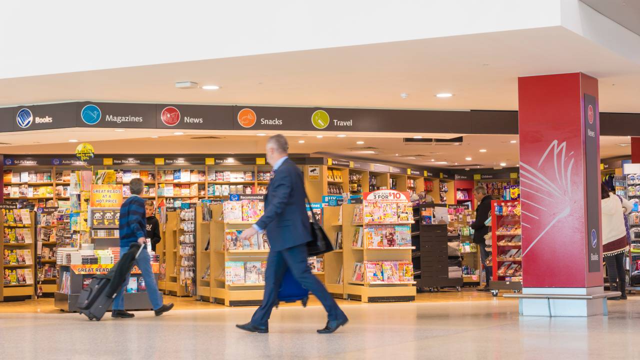 Viajantes passam em frente a livraria do aeroporto de Melbourne, na Austrália