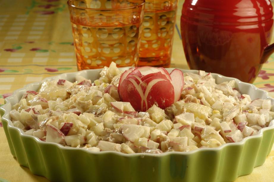 Raros são os pratos da ceia do brasileiro que, de fato, nasceram em solo tupiniquim. Um destes escassos exemplos é o <a href="https://mdemulher.abril.com.br/receitas/salpicao-de-frango-especial/" target="_blank" rel="noopener">salpicão</a>, que contrariando a regra, nasceu como conhecemos bem aqui no Brasil. O nome da salada veio da palavra <em>salpicón</em>, comum na culinária mexicana e francesa, que é o ato de preparar um ou mais ingredientes crus ou cozidos em um determinado tipo de molho. Já em Portugal, a palavra salpicão é atribuída a um tipo de embutido. A versão atual deste prato no Brasil tem seus primeiros registros em meados da década de 50. Entre as variações conhecidas ao paladar brasileiro, os ingredientes que correntemente são atribuídos ao prato são: a maionese, cenouras, batatas, pimentão de varias cores, carne de frango ou peru, salsão e pimenta, além de frutas como abacaxi, cereja, maçã verde e uva passa. <a href="https://mdemulher.abril.com.br/receitas/salpicao-de-frango-especial/" target="_blank" rel="noopener"><strong>Veja aqui uma receita de salpicão</strong></a> Raros são os pratos da ceia do brasileiro que, de fato, nasceram em solo tupiniquim. Um destes escassos exemplos é o <a href="https://mdemulher.abril.com.br/receitas/salpicao-de-frango-especial/" target="_blank" rel="noopener">salpicão</a>, que contrariando a regra, nasceu como conhecemos bem aqui no Brasil. O nome da salada veio da palavra <em>salpicón</em>, comum na culinária mexicana e francesa, que é o ato de preparar um ou mais ingredientes crus ou cozidos em um determinado tipo de molho. Já em Portugal, a palavra salpicão é atribuída a um tipo de embutido. A versão atual deste prato no Brasil tem seus primeiros registros em meados da década de 50. Entre as variações conhecidas ao paladar brasileiro, os ingredientes que correntemente são atribuídos ao prato são: a maionese, cenouras, batatas, pimentão de varias cores, carne de frango ou peru, salsão e pimenta, além de frutas como abacaxi, cereja, maçã verde e uva passa. <a href="https://mdemulher.abril.com.br/receitas/salpicao-de-frango-especial/" target="_blank" rel="noopener"><strong>Veja aqui uma receita de salpicão</strong></a>