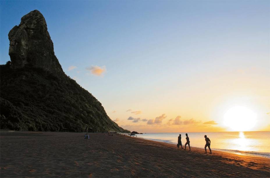 O Morro do Pico e o por do sol na <strong>Praia da Conceição</strong>; o crepúsculo é a melhor hora para visitar o lugar, e aproveite a noitinha para curtir um dos melhores bares de Noronha: o Bar do Meio, que fica há onze minutos andando da praia. O Morro do Pico e o por do sol na <strong>Praia da Conceição</strong>; o crepúsculo é a melhor hora para visitar o lugar, e aproveite a noitinha para curtir um dos melhores bares de Noronha: o Bar do Meio, que fica há onze minutos andando da praia.