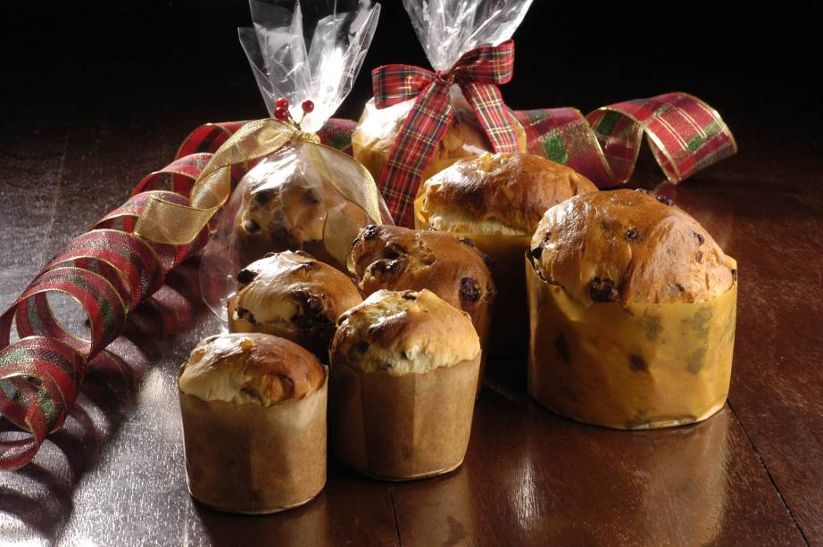 É fato que ele nasceu na <a href="https://beta-develop.viagemeturismo.abril.com.br/paises/italia-2/" target="_blank" rel="noopener">Itália</a>. Uma das histórias mais aceitas é a de que o primeiro <a href="https://mdemulher.abril.com.br/gastronomia/receitas-com-panetone-para-curtir-durante-o-natal-inteiro/" target="_blank" rel="noopener">panetone</a> saiu de um dos fornos das diversas padarias de <a href="https://beta-develop.viagemeturismo.abril.com.br/cidades/milao/" target="_blank" rel="noopener">Milão</a>, em meados de 1400 d.C. De acordo com essa versão, que já ganhou status de lenda, um jovem padeiro, apaixonado pela filha de seu patrão, elaborou uma versão rudimentar do pão doce para impressioná-lo. A iniciativa deu certo e a receita fez o maior sucesso entre os clientes do lugar, que pediam insistentemente pelo "Pani de Toni" (pão do Toni). Com o tempo, a palavra evoluiu para "panattón" (vocábulo milanês) e depois para "panetone" (italiano). Após passar por diversas transformações ao longo dos séculos, o ”pão do Toni” ganhou o seu aspecto atual no século 18, com o formato circular e a disposição das frutas cristalizadas. Há também variações feitas com chocolate, sorvete, e também panetones salgados. <a href="https://mdemulher.abril.com.br/gastronomia/receitas-com-panetone-para-curtir-durante-o-natal-inteiro/" target="_blank" rel="noopener"><strong>Veja aqui receitas de panetone</strong></a> É fato que ele nasceu na <a href="https://beta-develop.viagemeturismo.abril.com.br/paises/italia-2/" target="_blank" rel="noopener">Itália</a>. Uma das histórias mais aceitas é a de que o primeiro <a href="https://mdemulher.abril.com.br/gastronomia/receitas-com-panetone-para-curtir-durante-o-natal-inteiro/" target="_blank" rel="noopener">panetone</a> saiu de um dos fornos das diversas padarias de <a href="https://beta-develop.viagemeturismo.abril.com.br/cidades/milao/" target="_blank" rel="noopener">Milão</a>, em meados de 1400 d.C. De acordo com essa versão, que já ganhou status de lenda, um jovem padeiro, apaixonado pela filha de seu patrão, elaborou uma versão rudimentar do pão doce para impressioná-lo. A iniciativa deu certo e a receita fez o maior sucesso entre os clientes do lugar, que pediam insistentemente pelo "Pani de Toni" (pão do Toni). Com o tempo, a palavra evoluiu para "panattón" (vocábulo milanês) e depois para "panetone" (italiano). Após passar por diversas transformações ao longo dos séculos, o ”pão do Toni” ganhou o seu aspecto atual no século 18, com o formato circular e a disposição das frutas cristalizadas. Há também variações feitas com chocolate, sorvete, e também panetones salgados. <a href="https://mdemulher.abril.com.br/gastronomia/receitas-com-panetone-para-curtir-durante-o-natal-inteiro/" target="_blank" rel="noopener"><strong>Veja aqui receitas de panetone</strong></a>