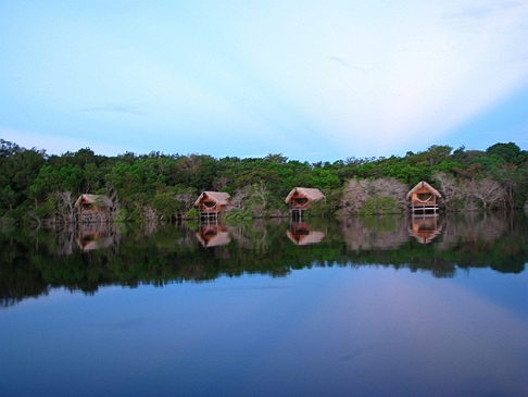 <strong>HOTEL SUSTENTÁVEL DO ANO - Juma Amazon Lodge (Autazes/AM)</strong>        Foi erguido com 100% de árvores mortas ou madeira aproveitada de outras construções. A 30 m do solo, os quartos alinham-se à copa das árvores e são cobertos com palha para interferir pouco no hábitat. Em 2013, investiu 80 mil reais na construção de uma estação de tratamento de esgoto. Além da coleta seletiva, o hotel capacita os moradores locais e mantém um terço dos aposentos abastecidos por energia solar.