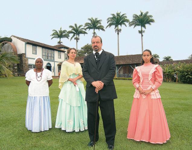 Roberto Freitas e atrizes que compõem o "casting" da Fazenda Ponte Alta, na Barra do Piraí (RJ), antiga fazenda de café transformada em hotel preservando a senzala, rodas dágua que movimentavam os pilões onde o café era descascado Roberto Freitas e atrizes que compõem o "casting" da Fazenda Ponte Alta, na Barra do Piraí (RJ), antiga fazenda de café transformada em hotel preservando a senzala, rodas dágua que movimentavam os pilões onde o café era descascado