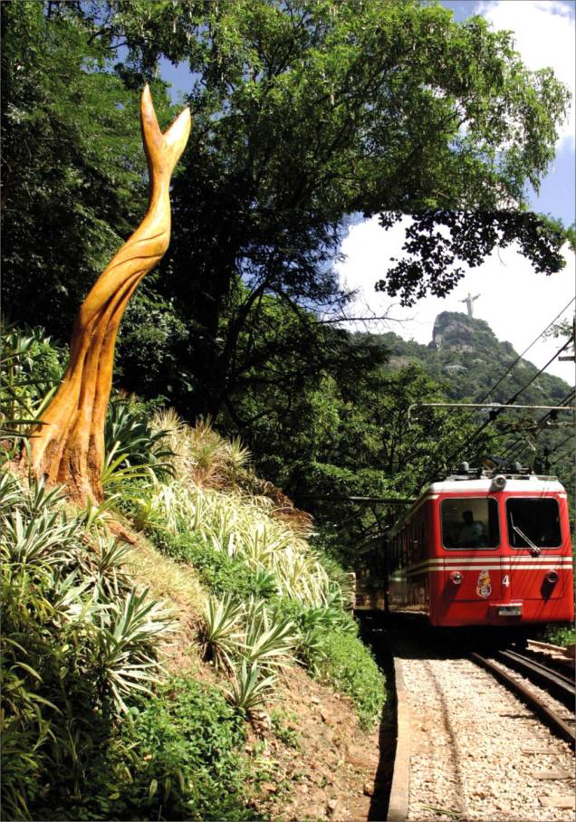 O Trem do Corcovado leva os turistas ao Cristo Redentor O Trem do Corcovado leva os turistas ao Cristo Redentor