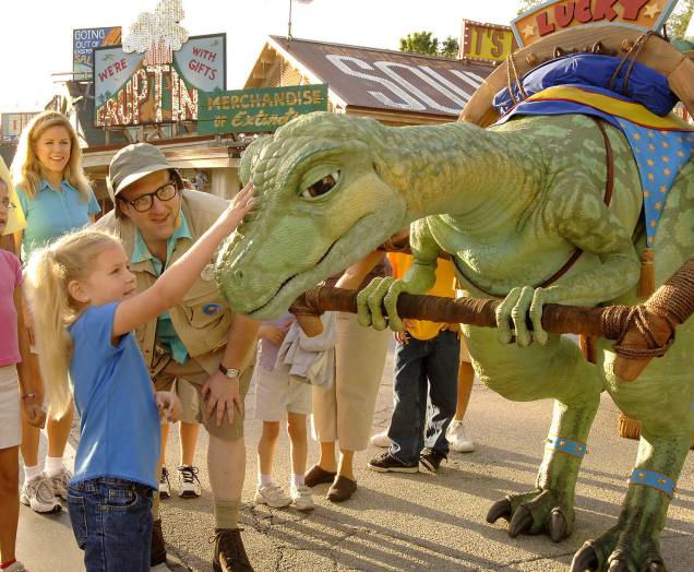 Lucky - The Dinosaur, boneco áudio-animatrônico no Dinoland USA, atração do parque temático Animal Kingdom, em Orlando Lucky - The Dinosaur, boneco áudio-animatrônico no Dinoland USA, atração do parque temático Animal Kingdom, em Orlando
