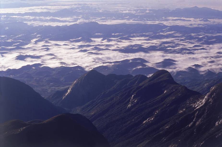 A cidade tem a principal entrada para o Parque Nacional do Caparaó, que fica na na divisa entre os estados de Minas Gerais e Espírito Santo e tem como principal atrativo o Pico da Bandeira, terceira montanha mais alta do país. <a href="https://www.booking.com/searchresults.pt-br.html?aid=332455&lang=pt-br&sid=eedbe6de09e709d664615ac6f1b39a5d&sb=1&src=searchresults&src_elem=sb&error_url=https%3A%2F%2Fwww.booking.com%2Fsearchresults.pt-br.html%3Faid%3D332455%3Bsid%3Deedbe6de09e709d664615ac6f1b39a5d%3Bcity%3D-624298%3Bclass_interval%3D1%3Bdest_id%3D18959%3Bdest_type%3Dcity%3Bdtdisc%3D0%3Bfrom_sf%3D1%3Bgroup_adults%3D2%3Bgroup_children%3D0%3Binac%3D0%3Bindex_postcard%3D0%3Blabel_click%3Dundef%3Bno_rooms%3D1%3Boffset%3D0%3Bpostcard%3D0%3Braw_dest_type%3Dcity%3Broom1%3DA%252CA%3Bsb_price_type%3Dtotal%3Bsearch_selected%3D1%3Bsrc%3Dsearchresults%3Bsrc_elem%3Dsb%3Bss%3DPresidente%2520Figueiredo%252C%2520%25E2%2580%258BAmazonas%252C%2520%25E2%2580%258BBrasil%3Bss_all%3D0%3Bss_raw%3DPresidente%2520Figueiredo%3Bssb%3Dempty%3Bsshis%3D0%3Bssne_untouched%3DAlter%2520do%2520Ch%25C3%25A3o%26%3B&ss=Capara%C3%B3%2C+%E2%80%8BMinas+Gerais%2C+%E2%80%8BBrasil&ssne=Presidente+Figueiredo&ssne_untouched=Presidente+Figueiredo&city=18959&checkin_monthday=&checkin_month=&checkin_year=&checkout_monthday=&checkout_month=&checkout_year=&no_rooms=1&group_adults=2&group_children=0&highlighted_hotels=&from_sf=1&ss_raw=Alto+Capara%C3%B3&ac_position=0&ac_langcode=xb&dest_id=-634931&dest_type=city&search_pageview_id=67eb71e2e87a0332&search_selected=true&search_pageview_id=67eb71e2e87a0332&ac_suggestion_list_length=1&ac_suggestion_theme_list_length=0" target="_blank" rel="noopener"><em>Busque hospedagens em Caparaó </em></a>