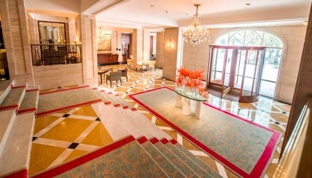 <strong><a href="https://viajeaqui.abril.com.br/estabelecimentos/br-rj-rio-de-janeiro-hospedagem-copacabana-palace" rel="Copacabana Palace" target="_blank">Copacabana Palace </a></strong>– <a href="https://viajeaqui.abril.com.br/cidades/br-rj-rio-de-janeiro" rel="Rio de Janeiro" target="_blank"><strong>Rio de Janeiro</strong></a> <strong><a href="https://viajeaqui.abril.com.br/estados/br-rio-de-janeiro" rel="(RJ)" target="_blank">(RJ)</a></strong><br /> <br /> Chique e nostálgico, o Copa, como é chamado, desafia o tempo e segue como um ícone da cidade. Dentro do imponente palacete branco, em estilo mediterrâneo, desfilaram – e ainda desfilam – importantes chefes de estado, célebres bandas de rock e algumas das mais reluzentes estrelas de Hollywood. No lobby, quadros da paisagem natural carioca transportam o imaginário para um Rio que não existe mais. Um restaurante com colunas e treliças alvas – só para ser chamado de Pérgola – debruça mesas na piscina, em área nobre. Do outro lado, jantares de grife acentuam o brilho dos lustres de cristal do Cipriani, o melhor restaurante italiano da capital. Mais do que uma área de convenções, o hotel tem salões palacianos que sediam, entre outros eventos, o baile de Carnaval mais glamouroso do país. Novo em folha, o spa abriga aparelhos de ginástica de última geração, saunas confortáveis e vestiários com piso de mármore. Os quartos são uma extensão de toda essa classe, com decoração e mobília graciosas, carregadas de lirismo, frigobar com champanhe e uísque Blue Label, cama com duvet e cobre-leito de linho e facilidades eletrônicas a contento. No 6º andar, onde ficam as penthouses, há serviço de mordomo 24 horas e uma exclusiva piscina de pastilhas pretas. Se um dia entrar nela, gabe-se: você chegou lá. <strong><a href="https://viajeaqui.abril.com.br/estabelecimentos/br-rj-rio-de-janeiro-hospedagem-copacabana-palace" rel="Copacabana Palace" target="_blank">Copacabana Palace </a></strong>– <a href="https://viajeaqui.abril.com.br/cidades/br-rj-rio-de-janeiro" rel="Rio de Janeiro" target="_blank"><strong>Rio de Janeiro</strong></a> <strong><a href="https://viajeaqui.abril.com.br/estados/br-rio-de-janeiro" rel="(RJ)" target="_blank">(RJ)</a></strong><br /> <br /> Chique e nostálgico, o Copa, como é chamado, desafia o tempo e segue como um ícone da cidade. Dentro do imponente palacete branco, em estilo mediterrâneo, desfilaram – e ainda desfilam – importantes chefes de estado, célebres bandas de rock e algumas das mais reluzentes estrelas de Hollywood. No lobby, quadros da paisagem natural carioca transportam o imaginário para um Rio que não existe mais. Um restaurante com colunas e treliças alvas – só para ser chamado de Pérgola – debruça mesas na piscina, em área nobre. Do outro lado, jantares de grife acentuam o brilho dos lustres de cristal do Cipriani, o melhor restaurante italiano da capital. Mais do que uma área de convenções, o hotel tem salões palacianos que sediam, entre outros eventos, o baile de Carnaval mais glamouroso do país. Novo em folha, o spa abriga aparelhos de ginástica de última geração, saunas confortáveis e vestiários com piso de mármore. Os quartos são uma extensão de toda essa classe, com decoração e mobília graciosas, carregadas de lirismo, frigobar com champanhe e uísque Blue Label, cama com duvet e cobre-leito de linho e facilidades eletrônicas a contento. No 6º andar, onde ficam as penthouses, há serviço de mordomo 24 horas e uma exclusiva piscina de pastilhas pretas. Se um dia entrar nela, gabe-se: você chegou lá.