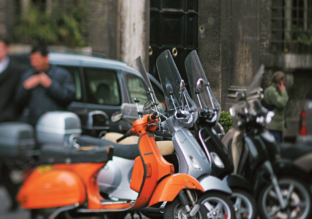 Vespas de Roma, na Itália