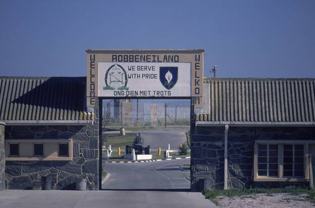 Na prisão de <a href="https://viajeaqui.abril.com.br/estabelecimentos/africa-do-sul-cidade-do-cabo-atracao-robben-island" rel="Robben Island" target="_blank">Robben Island</a>, Nelson Mandela cumpriu 17 dos 27 anos de sua pena. O local foi transformado em um museu e mantém objetos dos antigos presos Na prisão de <a href="https://viajeaqui.abril.com.br/estabelecimentos/africa-do-sul-cidade-do-cabo-atracao-robben-island" rel="Robben Island" target="_blank">Robben Island</a>, Nelson Mandela cumpriu 17 dos 27 anos de sua pena. O local foi transformado em um museu e mantém objetos dos antigos presos