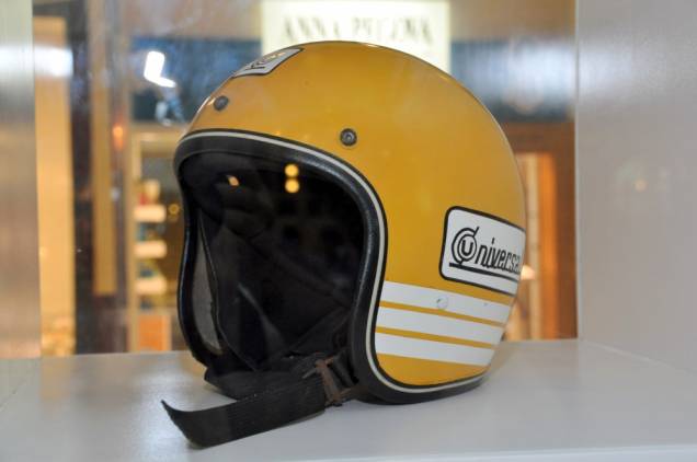 Ao todo, há seis capacetes usados por Ayrton Senna na exposição Ao todo, há seis capacetes usados por Ayrton Senna na exposição