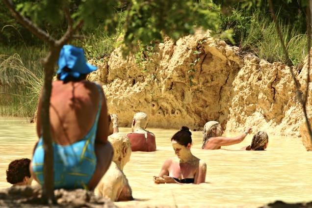 Turistas tomando banho de argila na Praia de Itapuama, em Cabo de Santo Agostinho, Pernambuco Turistas tomando banho de argila na Praia de Itapuama, em Cabo de Santo Agostinho, Pernambuco