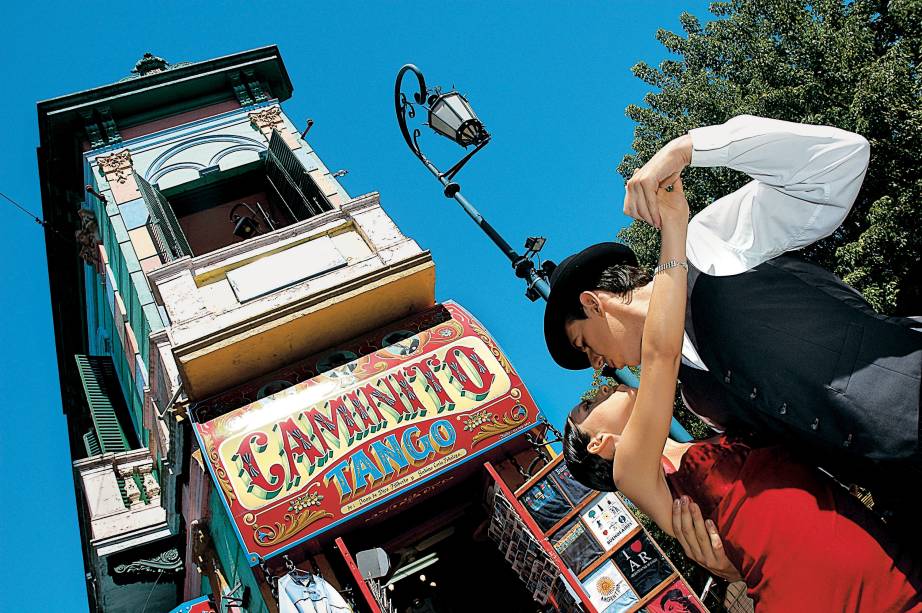 <strong>Buenos Aires – 3 noites – R$ 989</strong><br /> <br /> O pacote para <a href="https://viajeaqui.abril.com.br/cidades/ar-buenos-aires" rel="Buenos Aires">Buenos Aires</a> inclui passagem aérea pela Aerolíneas Argentinas, em classe econômica, três noites de hospedagem no hotel <a href="https://viajeaqui.abril.com.br/estabelecimentos/ar-buenos-aires-hospedagem-waldorf" rel="Waldorf">Waldorf</a>, café da manhã, traslados de chegada e saída, assistência local e seguro Travel Ace. <br /> <br /> <strong>Quando: </strong>saídas de 9 de março a 10 de junho<br /> <strong>Pagamento: </strong>parcelado em 10 vezes sem juros<br /> <strong>Quem leva: </strong>a <strong>Agaxtur</strong> (11/3067-0900, <a href="https://www.agaxtur.com.br/" target="_blank">www.agaxtur.com.br</a>) <strong>Buenos Aires – 3 noites – R$ 989</strong><br /> <br /> O pacote para <a href="https://viajeaqui.abril.com.br/cidades/ar-buenos-aires" rel="Buenos Aires">Buenos Aires</a> inclui passagem aérea pela Aerolíneas Argentinas, em classe econômica, três noites de hospedagem no hotel <a href="https://viajeaqui.abril.com.br/estabelecimentos/ar-buenos-aires-hospedagem-waldorf" rel="Waldorf">Waldorf</a>, café da manhã, traslados de chegada e saída, assistência local e seguro Travel Ace. <br /> <br /> <strong>Quando: </strong>saídas de 9 de março a 10 de junho<br /> <strong>Pagamento: </strong>parcelado em 10 vezes sem juros<br /> <strong>Quem leva: </strong>a <strong>Agaxtur</strong> (11/3067-0900, <a href="https://www.agaxtur.com.br/" target="_blank">www.agaxtur.com.br</a>)