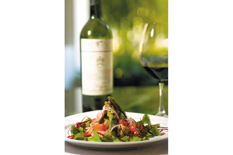 <strong>RESTAURANTES – Petrópolis leva a melhor!</strong><br /><br />A união entre uma cidade com construções imperiais e pousadas românticas nos distritos reflete-se também nas mesas. Chefs talentosos – ou muitas vezes, dedicados proprietários – comandam a cozinha das principais pousadas, que tem seus restaurantes abertos ao público.  Das cinco casas estreladas na edição 2012 do GUIA BRASIL QUATRO RODAS, três ficam em hotéis de charme: <a href="https://viajeaqui.abril.com.br/estabelecimentos/br-rj-petropolis-restaurante-locanda-della-mimosa-pousada" rel="Locanda della Mimosa" target="_blank">Locanda della Mimosa</a> (foto), <a href="https://viajeaqui.abril.com.br/estabelecimentos/br-rj-petropolis-restaurante-fazenda-das-videiras-pousada" rel="Fazenda das Videiras" target="_blank">Fazenda das Videiras</a> e <a href="https://viajeaqui.abril.com.br/estabelecimentos/br-rj-petropolis-restaurante-imperatriz-leopoldina-hotel-solar-do-imperio" rel="Imperatriz Leopoldina" target="_blank">Imperatriz Leopoldina</a> (Hotel Solar do Rosário). Quem se sentir intimidado pelo clima intimista dos hotéis de charme, é só seguir para o distrito de Itaipava. Restaurantes, bares e baladas aparecem a cada metro da Estrada União e Indústria, inclusive as outras duas casas estreladas do GUIA BRASIL QUATRO RODAS - o português <a href="https://viajeaqui.abril.com.br/estabelecimentos/br-rj-petropolis-restaurante-parro-do-valentim" rel="Parrô do Valentim" target="_blank">Parrô do Valentim</a> e o italiano <a href="https://viajeaqui.abril.com.br/estabelecimentos/br-rj-petropolis-restaurante-il-perugino" rel="Il Perugino" target="_blank">Il Perugino</a>.<br /><br />O bom gourmet encontrará boas casas do outro lado da Serra dos Órgãos, mas em número mais reduzido. Ainda assim algumas joias são encontradas em Teresópolis. Único restaurante russo do país, o <a href="https://viajeaqui.abril.com.br/estabelecimentos/br-rj-teresopolis-restaurante-dona-irene" rel="Dona Irene" target="_blank">Dona Irene</a> monta um banquete da época dos czares acompanhado de uma inesquecível vodca caseira. Essa combinação garante a casa, duas estrelas no GUIA BRASIL QUATRO RODAS.  No coração do Centro, desde 1954 o restaurante <a href="https://viajeaqui.abril.com.br/estabelecimentos/br-rj-teresopolis-restaurante-taberna-alpina" rel="Taberna Alpina" target="_blank">Taberna Alpina</a> prepara pratos da cozinha alemã a preços módicos. Próximo a Granja Comary, a <a href="https://viajeaqui.abril.com.br/estabelecimentos/br-rj-teresopolis-restaurante-manjericao" rel="pizzaria Manjericão" target="_blank">pizzaria Manjericão</a> não inclui carne em suas redondas. <strong>RESTAURANTES – Petrópolis leva a melhor!</strong><br /><br />A união entre uma cidade com construções imperiais e pousadas românticas nos distritos reflete-se também nas mesas. Chefs talentosos – ou muitas vezes, dedicados proprietários – comandam a cozinha das principais pousadas, que tem seus restaurantes abertos ao público.  Das cinco casas estreladas na edição 2012 do GUIA BRASIL QUATRO RODAS, três ficam em hotéis de charme: <a href="https://viajeaqui.abril.com.br/estabelecimentos/br-rj-petropolis-restaurante-locanda-della-mimosa-pousada" rel="Locanda della Mimosa" target="_blank">Locanda della Mimosa</a> (foto), <a href="https://viajeaqui.abril.com.br/estabelecimentos/br-rj-petropolis-restaurante-fazenda-das-videiras-pousada" rel="Fazenda das Videiras" target="_blank">Fazenda das Videiras</a> e <a href="https://viajeaqui.abril.com.br/estabelecimentos/br-rj-petropolis-restaurante-imperatriz-leopoldina-hotel-solar-do-imperio" rel="Imperatriz Leopoldina" target="_blank">Imperatriz Leopoldina</a> (Hotel Solar do Rosário). Quem se sentir intimidado pelo clima intimista dos hotéis de charme, é só seguir para o distrito de Itaipava. Restaurantes, bares e baladas aparecem a cada metro da Estrada União e Indústria, inclusive as outras duas casas estreladas do GUIA BRASIL QUATRO RODAS - o português <a href="https://viajeaqui.abril.com.br/estabelecimentos/br-rj-petropolis-restaurante-parro-do-valentim" rel="Parrô do Valentim" target="_blank">Parrô do Valentim</a> e o italiano <a href="https://viajeaqui.abril.com.br/estabelecimentos/br-rj-petropolis-restaurante-il-perugino" rel="Il Perugino" target="_blank">Il Perugino</a>.<br /><br />O bom gourmet encontrará boas casas do outro lado da Serra dos Órgãos, mas em número mais reduzido. Ainda assim algumas joias são encontradas em Teresópolis. Único restaurante russo do país, o <a href="https://viajeaqui.abril.com.br/estabelecimentos/br-rj-teresopolis-restaurante-dona-irene" rel="Dona Irene" target="_blank">Dona Irene</a> monta um banquete da época dos czares acompanhado de uma inesquecível vodca caseira. Essa combinação garante a casa, duas estrelas no GUIA BRASIL QUATRO RODAS.  No coração do Centro, desde 1954 o restaurante <a href="https://viajeaqui.abril.com.br/estabelecimentos/br-rj-teresopolis-restaurante-taberna-alpina" rel="Taberna Alpina" target="_blank">Taberna Alpina</a> prepara pratos da cozinha alemã a preços módicos. Próximo a Granja Comary, a <a href="https://viajeaqui.abril.com.br/estabelecimentos/br-rj-teresopolis-restaurante-manjericao" rel="pizzaria Manjericão" target="_blank">pizzaria Manjericão</a> não inclui carne em suas redondas.