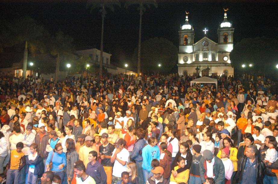 Público durante o Cortejo das Tradições no encerramento do Festival do Vale do Café, na Praça do Barão de Campo Belo, em Vassouras (RJ), ao fundo a Igreja Matriz de Nossa Senhora da Conceição Público durante o Cortejo das Tradições no encerramento do Festival do Vale do Café, na Praça do Barão de Campo Belo, em Vassouras (RJ), ao fundo a Igreja Matriz de Nossa Senhora da Conceição