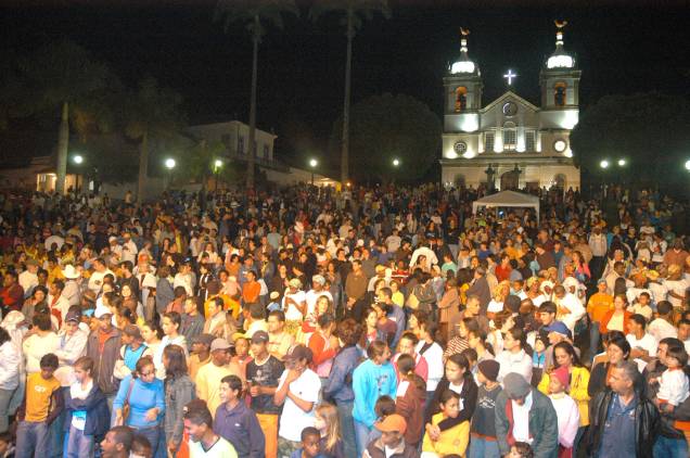 Público durante o Cortejo das Tradições no encerramento do Festival do Vale do Café, na Praça do Barão de Campo Belo, em Vassouras (RJ), ao fundo a Igreja Matriz de Nossa Senhora da Conceição Público durante o Cortejo das Tradições no encerramento do Festival do Vale do Café, na Praça do Barão de Campo Belo, em Vassouras (RJ), ao fundo a Igreja Matriz de Nossa Senhora da Conceição
