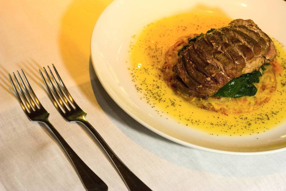 Peito de pato grelhado com molho de laranja e batata roesti sobre leito de espinafre, prato do restaurante estrelado pelo GUIA QUATRO RODAS, o Les Roches, em Itaipava, Petrópolis (RJ) Peito de pato grelhado com molho de laranja e batata roesti sobre leito de espinafre, prato do restaurante estrelado pelo GUIA QUATRO RODAS, o Les Roches, em Itaipava, Petrópolis (RJ)