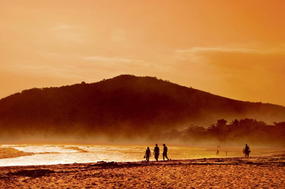 Entardecer na Praia de Cambury, em São Sebastião, São Paulo