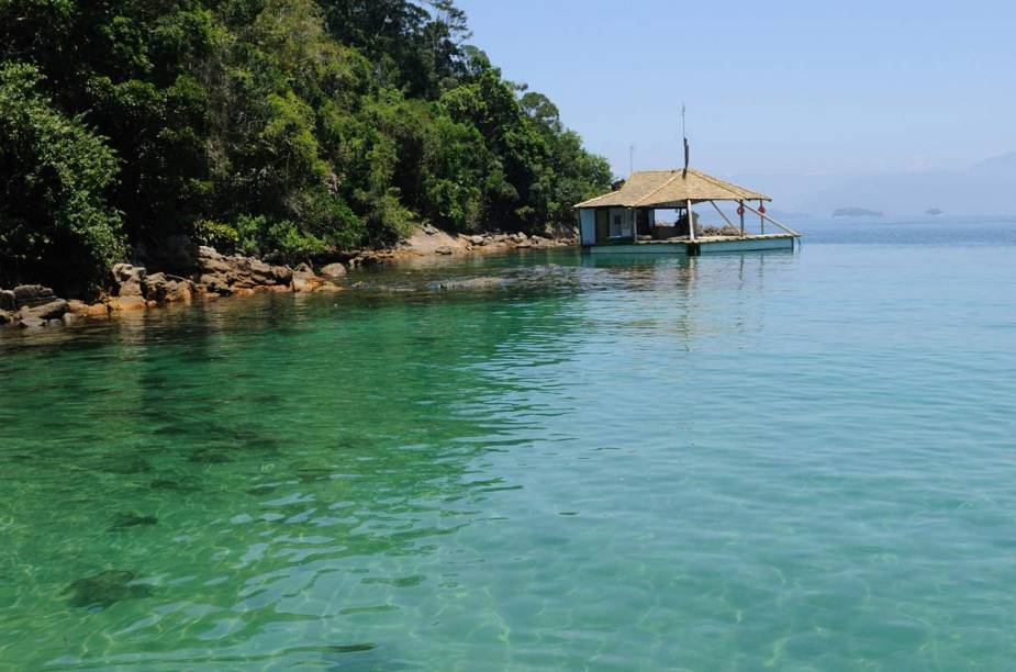 O destino é conhecido pelas belas praias combinadas a um preservado trecho da Mata Atlântica.O único jeito de alcançar a ilha é de barco, a partir de Angra dos Reis ou de Mangaratiba. <a href="https://www.booking.com/searchresults.pt-br.html?aid=332455&lang=pt-br&sid=eedbe6de09e709d664615ac6f1b39a5d&sb=1&src=searchresults&src_elem=sb&error_url=https%3A%2F%2Fwww.booking.com%2Fsearchresults.pt-br.html%3Faid%3D332455%3Bsid%3Deedbe6de09e709d664615ac6f1b39a5d%3Bcity%3D900051129%3Bclass_interval%3D1%3Bdest_id%3D-644945%3Bdest_type%3Dcity%3Bdtdisc%3D0%3Bfrom_sf%3D1%3Bgroup_adults%3D2%3Bgroup_children%3D0%3Binac%3D0%3Bindex_postcard%3D0%3Blabel_click%3Dundef%3Bno_rooms%3D1%3Boffset%3D0%3Bpostcard%3D0%3Braw_dest_type%3Dcity%3Broom1%3DA%252CA%3Bsb_price_type%3Dtotal%3Bsearch_selected%3D1%3Bsrc%3Dsearchresults%3Bsrc_elem%3Dsb%3Bss%3DGon%25C3%25A7alves%252C%2520%25E2%2580%258BMinas%2520Gerais%252C%2520%25E2%2580%258BBrasil%3Bss_all%3D0%3Bss_raw%3DGon%25C3%25A7alves%3Bssb%3Dempty%3Bsshis%3D0%3Bssne_untouched%3DConcei%25C3%25A7%25C3%25A3o%2520do%2520Ibitipoca%26%3B&ss=Ilha+Grande%2C+%E2%80%8BBrasil&ssne=Gon%C3%A7alves&ssne_untouched=Gon%C3%A7alves&city=-644945&checkin_monthday=&checkin_month=&checkin_year=&checkout_monthday=&checkout_month=&checkout_year=&no_rooms=1&group_adults=2&group_children=0&highlighted_hotels=&from_sf=1&ss_raw=Ilha+Grande&ac_position=0&ac_langcode=xb&dest_id=3464&dest_type=region&search_pageview_id=5af3723f3c62006e&search_selected=true&search_pageview_id=5af3723f3c62006e&ac_suggestion_list_length=5&ac_suggestion_theme_list_length=0" target="_blank" rel="noopener"><em>Busque hospedagens em Ilha Grande</em></a>