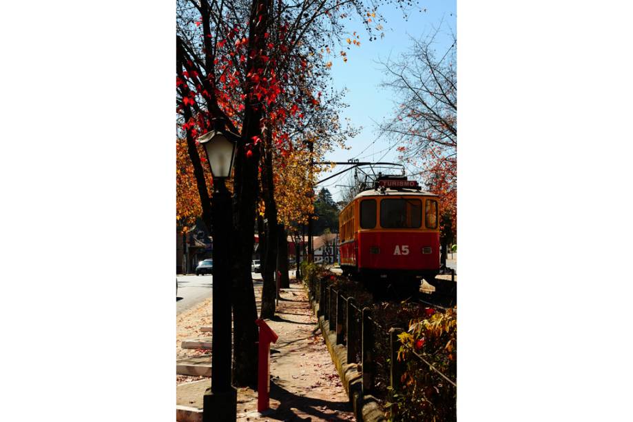 <strong>Campos do Jordão (São Paulo)</strong><br /> Uma das principais atrações desta época do ano é o <a href="https://viajeaqui.abril.com.br/estabelecimentos/br-sp-campos-do-jordao-atracao-festival-internacional-de-inverno" rel="Festival Internacional de Inverno" target="_blank"><strong>Festival Internacional de Inverno</strong></a>, que reúne uma série de apresentações de música clássica. O teleférico é outro destaque. E quem quer fugir de toda agitação de <a href="https://viajeaqui.abril.com.br/cidades/br-sp-campos-do-jordao" rel="Campos de Jordão" target="_blank">Campos de Jordão</a>, pode ficar nas cidades próximas, <a href="https://viajeaqui.abril.com.br/cidades/br-sp-santo-antonio-do-pinhal" rel="Santo Antônio do Pinhal " target="_blank">Santo Antônio do Pinhal </a>e <a href="https://viajeaqui.abril.com.br/cidades/br-sp-sao-francisco-xavier" rel="São Francisco Xavier" target="_blank">São Francisco Xavier</a>, outros bons destinos para o inverno na região <strong>Campos do Jordão (São Paulo)</strong><br /> Uma das principais atrações desta época do ano é o <a href="https://viajeaqui.abril.com.br/estabelecimentos/br-sp-campos-do-jordao-atracao-festival-internacional-de-inverno" rel="Festival Internacional de Inverno" target="_blank"><strong>Festival Internacional de Inverno</strong></a>, que reúne uma série de apresentações de música clássica. O teleférico é outro destaque. E quem quer fugir de toda agitação de <a href="https://viajeaqui.abril.com.br/cidades/br-sp-campos-do-jordao" rel="Campos de Jordão" target="_blank">Campos de Jordão</a>, pode ficar nas cidades próximas, <a href="https://viajeaqui.abril.com.br/cidades/br-sp-santo-antonio-do-pinhal" rel="Santo Antônio do Pinhal " target="_blank">Santo Antônio do Pinhal </a>e <a href="https://viajeaqui.abril.com.br/cidades/br-sp-sao-francisco-xavier" rel="São Francisco Xavier" target="_blank">São Francisco Xavier</a>, outros bons destinos para o inverno na região