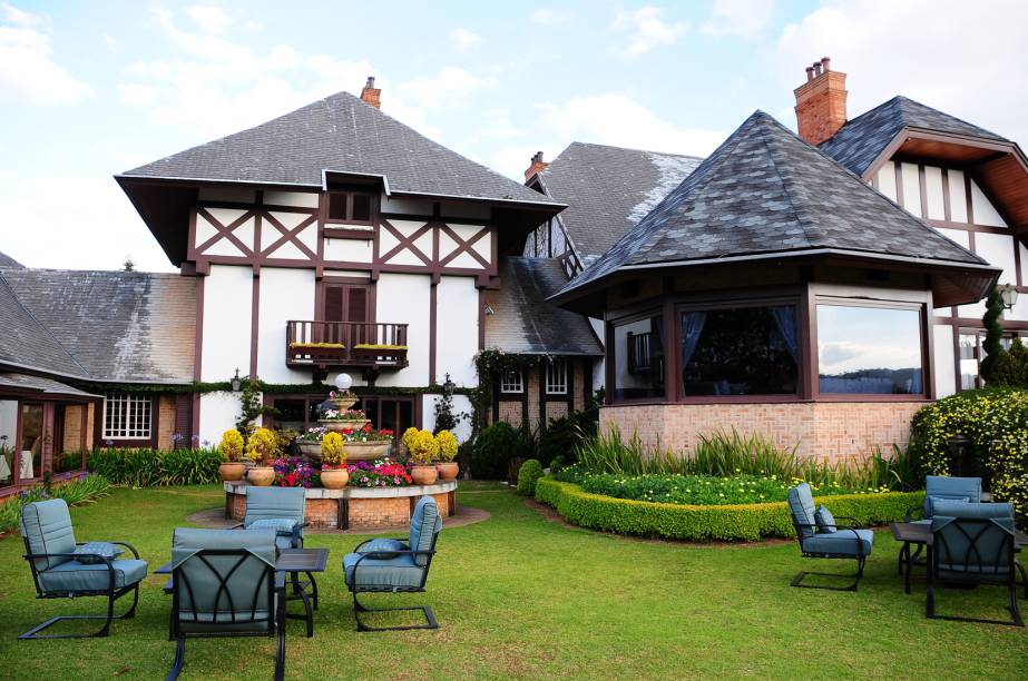 <strong>Campos do Jordão (São Paulo)</strong><br /> Qando o inverno chega, a primeira opção de muitos turistas paulistas é pensar em <a href="https://viajeaqui.abril.com.br/cidades/br-sp-campos-do-jordao" rel="Campos do Jordão" target="_blank">Campos do Jordão</a>. Um dos destinos mais disputados do inverno, o município que fica a 173 quilômetros de São Paulo se transforma a partir de julho. A cidade mais elevada da região da Mantiqueira recebe uma enxurrada de visitantes durante a estação e geralmente faltam lugares para se hospedar nesta época do ano. Os bairros mais badalados, como Vila Capivari e Abernéssia, concentram as grifes da moda e as filiais de casas noturnas, que costumam fazer a alegria dos endinheirados que chegam à cidade<br /> <br /> <strong>Campos do Jordão (São Paulo)</strong><br /> Qando o inverno chega, a primeira opção de muitos turistas paulistas é pensar em <a href="https://viajeaqui.abril.com.br/cidades/br-sp-campos-do-jordao" rel="Campos do Jordão" target="_blank">Campos do Jordão</a>. Um dos destinos mais disputados do inverno, o município que fica a 173 quilômetros de São Paulo se transforma a partir de julho. A cidade mais elevada da região da Mantiqueira recebe uma enxurrada de visitantes durante a estação e geralmente faltam lugares para se hospedar nesta época do ano. Os bairros mais badalados, como Vila Capivari e Abernéssia, concentram as grifes da moda e as filiais de casas noturnas, que costumam fazer a alegria dos endinheirados que chegam à cidade<br /> <br />