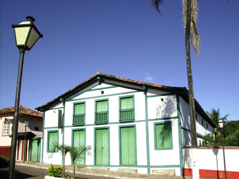 Ao lado da Igreja Matriz, o Theatro de Pyrenópolis, construído em 1899 com donativos da população, conserva desenhos e estruturas originais