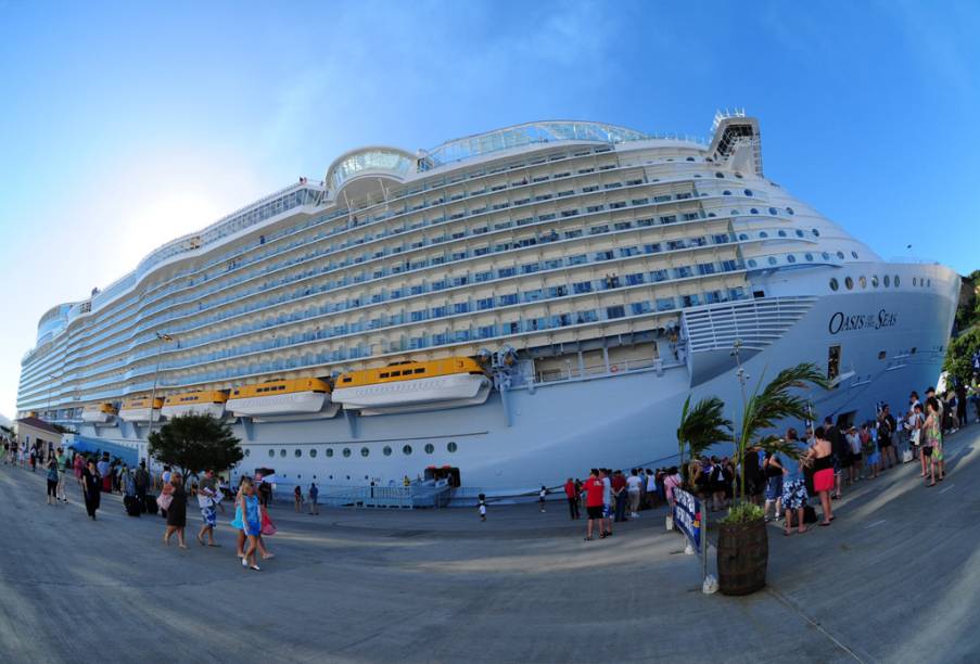 <strong>Caribe a bordo do Oasis of the Seas – 10 noites – US$ 2 273</strong><br />      O pacote inclui passagem aérea, três noites de hospedagem no hotel Deauville (sem café da manhã), em Miami, e sete noites a bordo do cruzeiro Oasis of the Seas, em cabine interna L e pensão completa. O roteiro é o seguinte: Fort Lauderdale, Bahamas, St. Thomas, St. Maarten e F. Lauderdale.<br />      <br />      <strong>Quando:</strong> saída em 1.º de novembro<br />      <strong>Pagamento:</strong> à vista ou em 10 vezes no cheque pré-datado ou cartão de crédito Visa, Diners, Mastercard ou American Express.<br />      <strong>Quem leva:</strong> a <strong>Visual Turismo</strong> tel. (11) 3235-2000/ site <a href="https://www.visualturismo.com.br" rel="www.visualturismo.com.br" target="_blank">www.visualturismo.com.br</a>