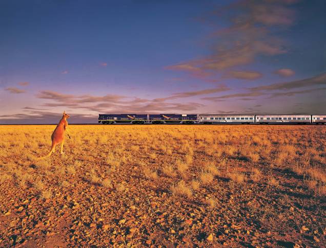 O trem Indian Pacific atravessa a paisagem desértica da Autrália O trem Indian Pacific atravessa a paisagem desértica da Autrália