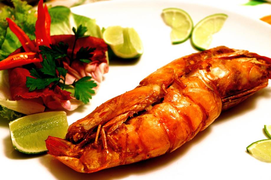 Prato típido da mesa caiçara, o Camarão casadinho, feito com dois camarões grandes recheados com farofa, é servido no restaurante Refúgio Prato típido da mesa caiçara, o Camarão casadinho, feito com dois camarões grandes recheados com farofa, é servido no restaurante Refúgio